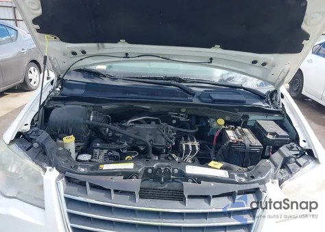 2010 Chrysler Town & Country Touring z USA, uszkodzony, nr VIN 2A4RR5D10AR414040